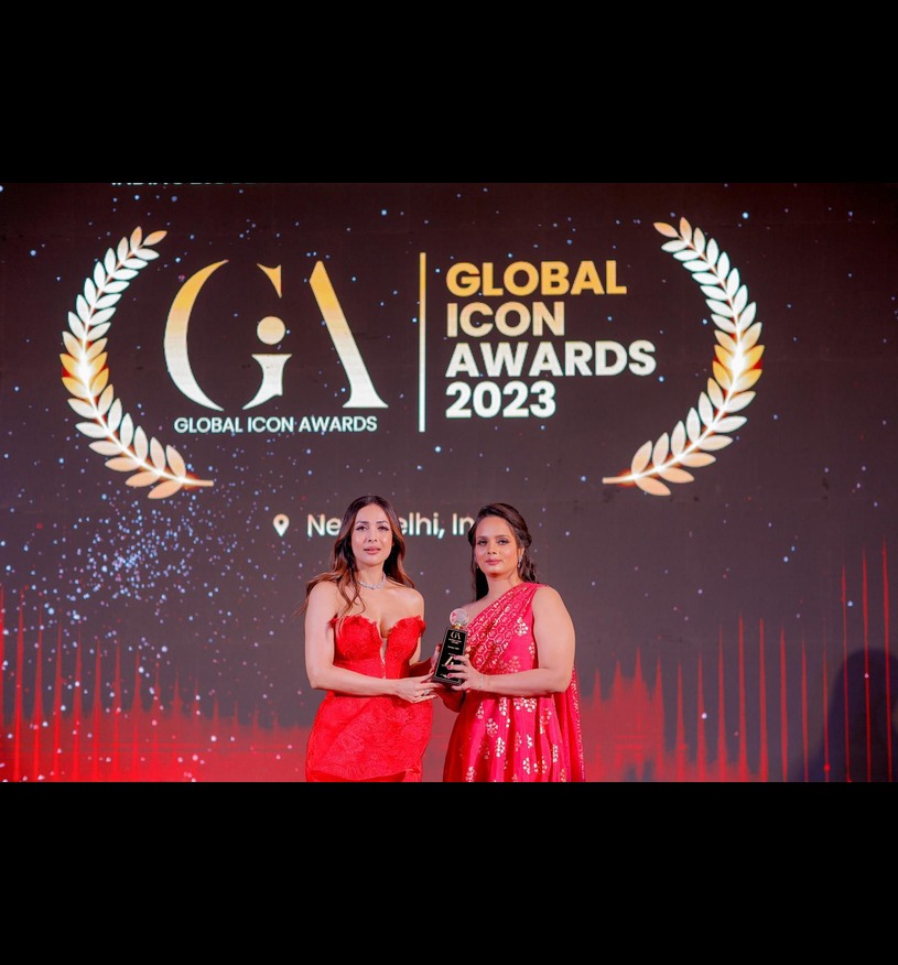 Mystical Auras founder Ruchi Mittal receiving the Global Icon Awards 2023 for Best Tarot Card and Akashic Reader from Bollywood actress Malaika Arora at a prestigious award ceremony celebrating achievements in Tarot and Healing Services.